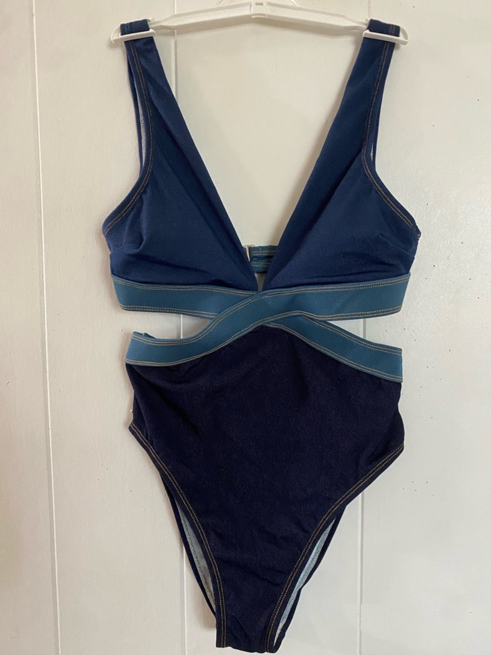 Cupshe Navy One-Piece Swimsuit with Teal Trim

Collaboration with jojo fletcher